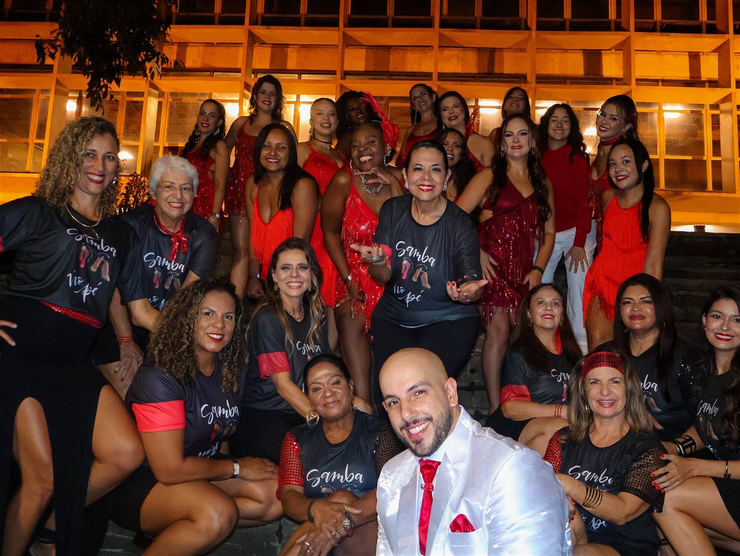 Comunidade Kasa da Dança reunida — alunas e professor da escola de dança em Santos-SP